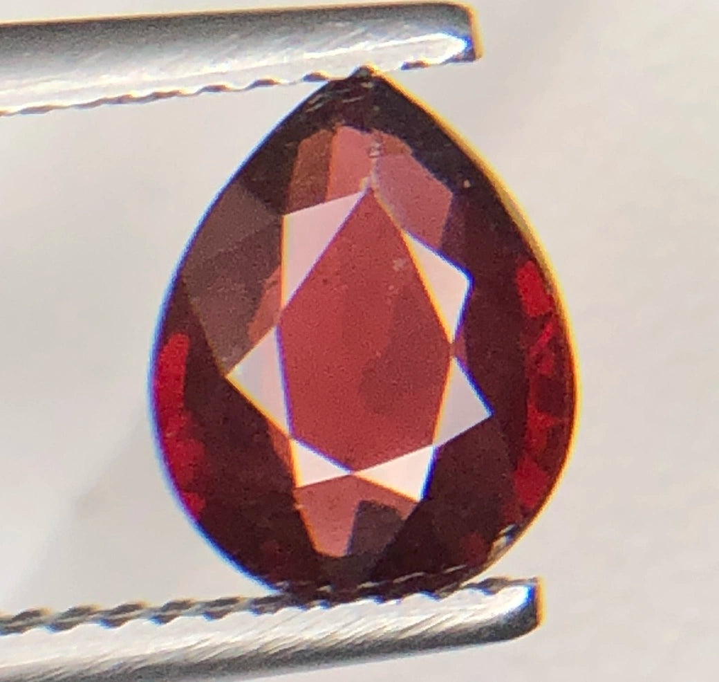 Natuurlijke Rode Granaat 1,85 ct – Peervorm Geslepen Losse Edelsteen