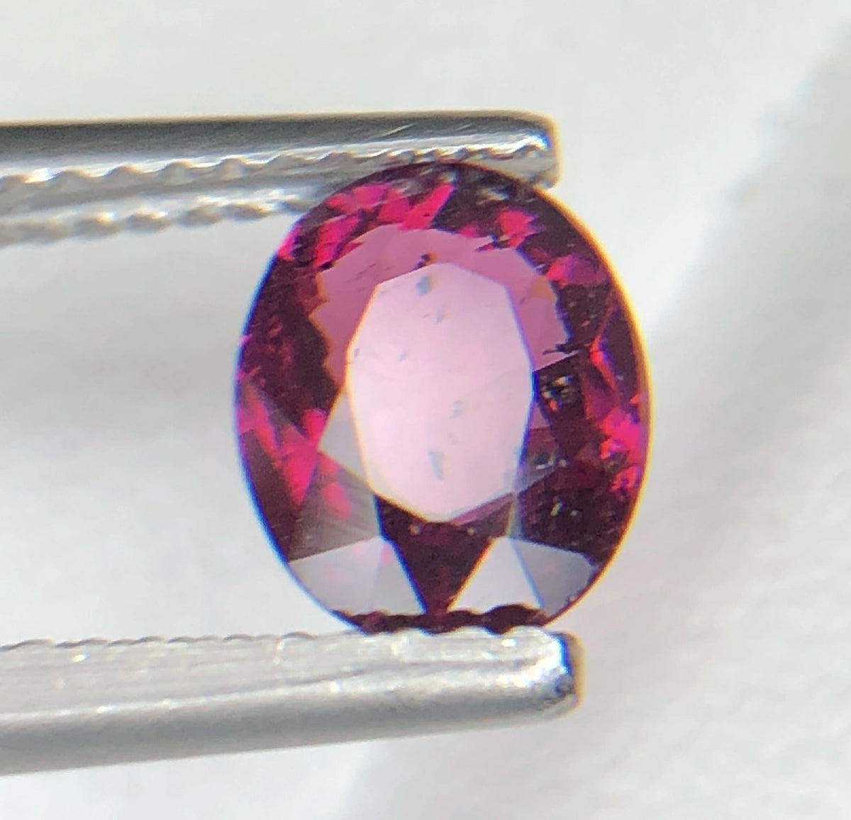 Natuurlijke Roze Granaat 1,45 ct – Ovaal Geslepen Losse Edelsteen