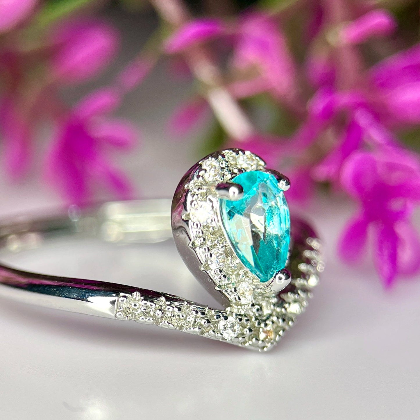 Ring met natuurlijke apatiet, CZ en rhodiumplating