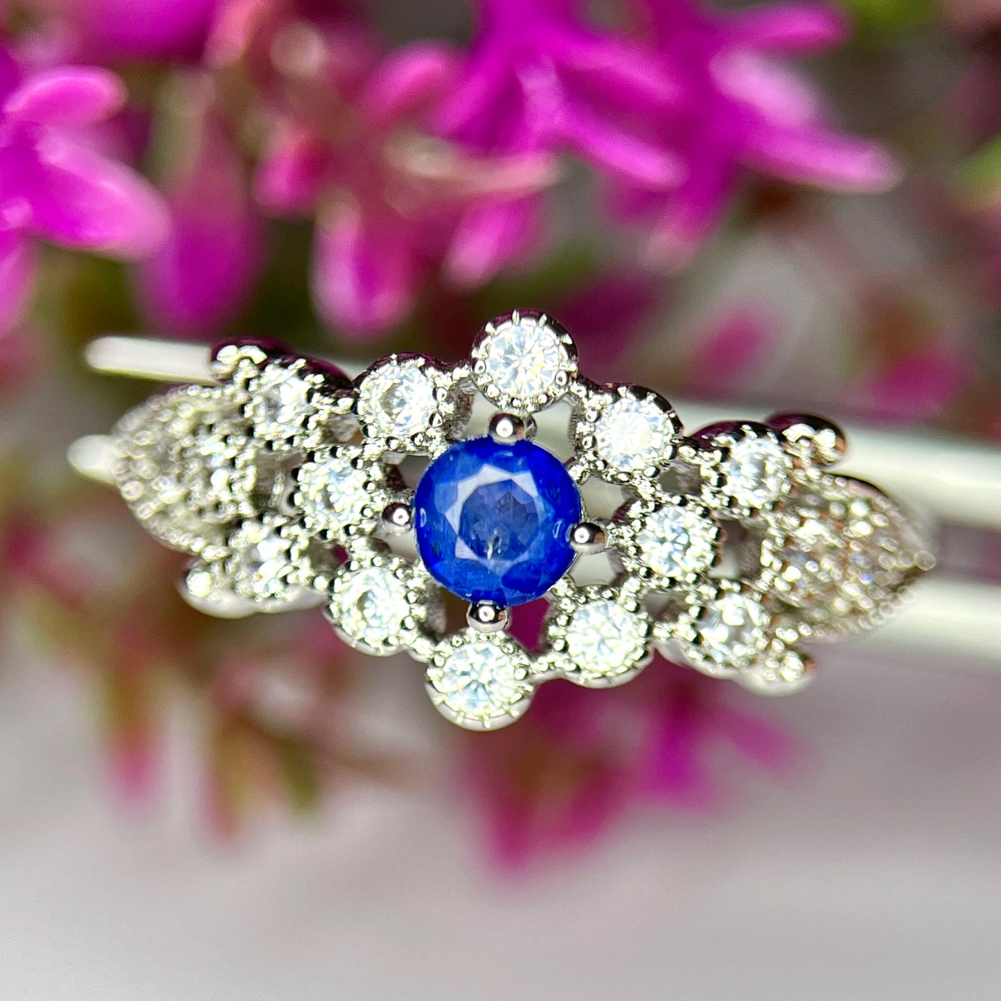 Ring met natuurlijke blauwe saffier, CZ en rhodiumplating