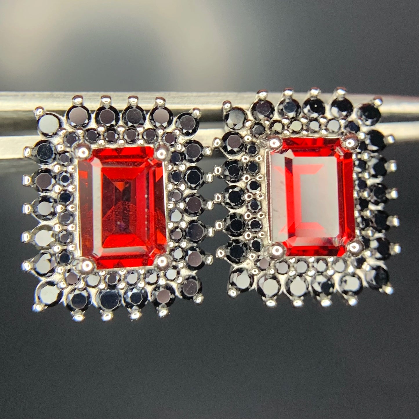 Oorbellen met rhodolietgranaat – 18.52 ct, gerhodineerd, 925 sterling zilver