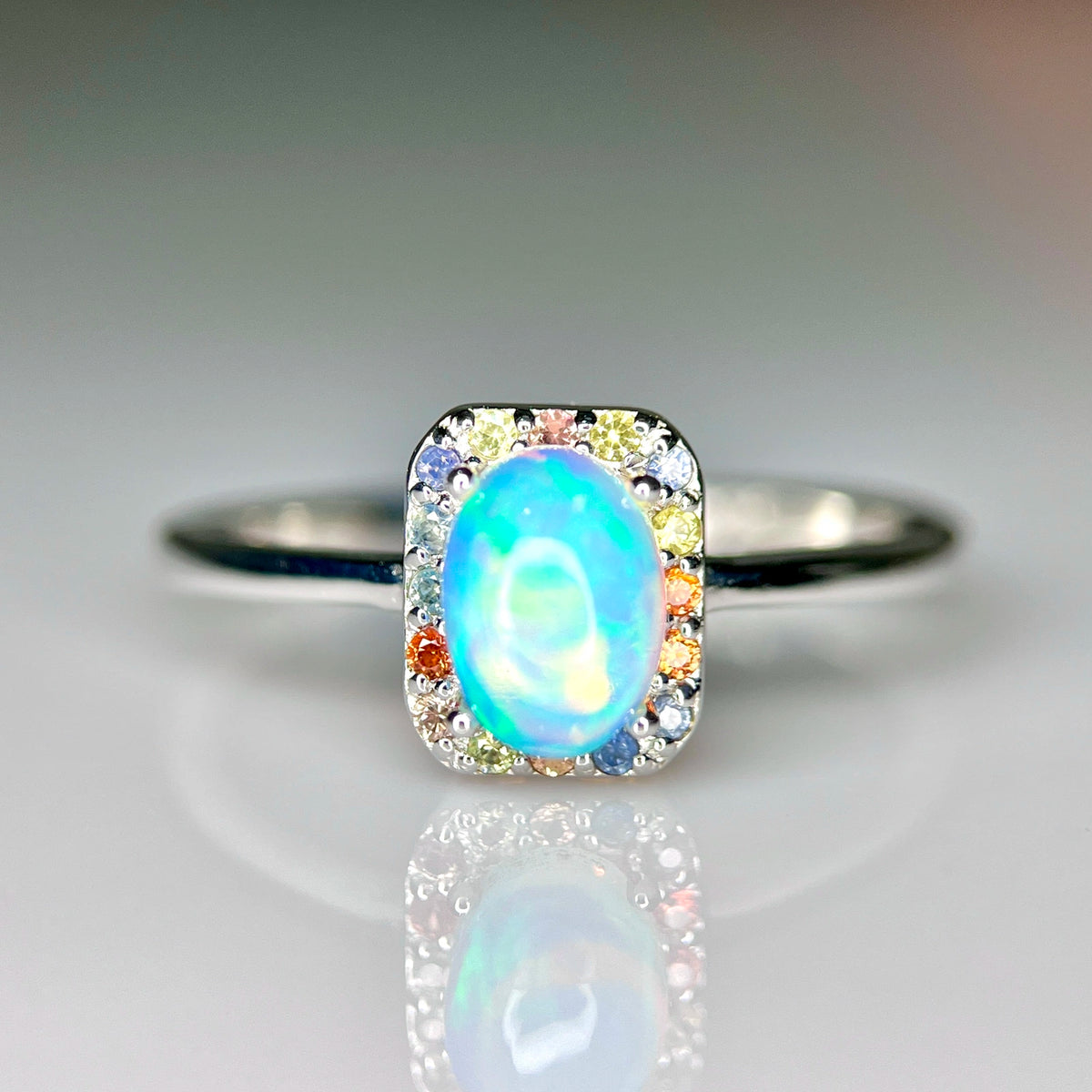 Natuurlijke Vuuropaal Ring met Multicolor Saffier – 925 Sterling Zilver