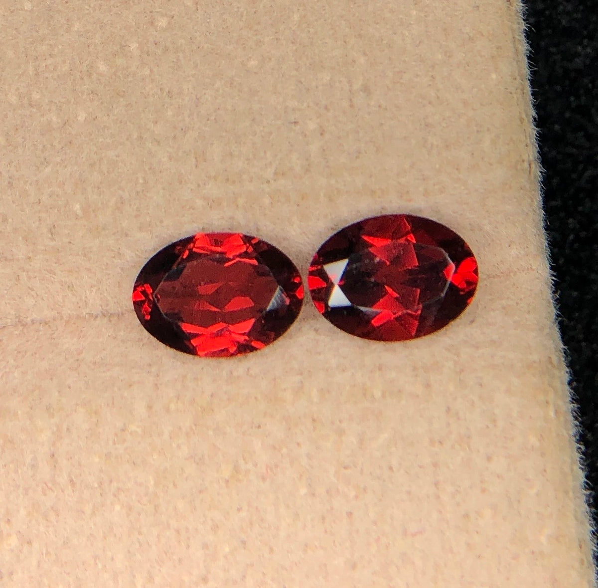 Set van 2 Natuurlijke Rode Granaten 2,15 ct – Ovaal Geslepen Edelstenenpaar 6,9 × 4,9 mm