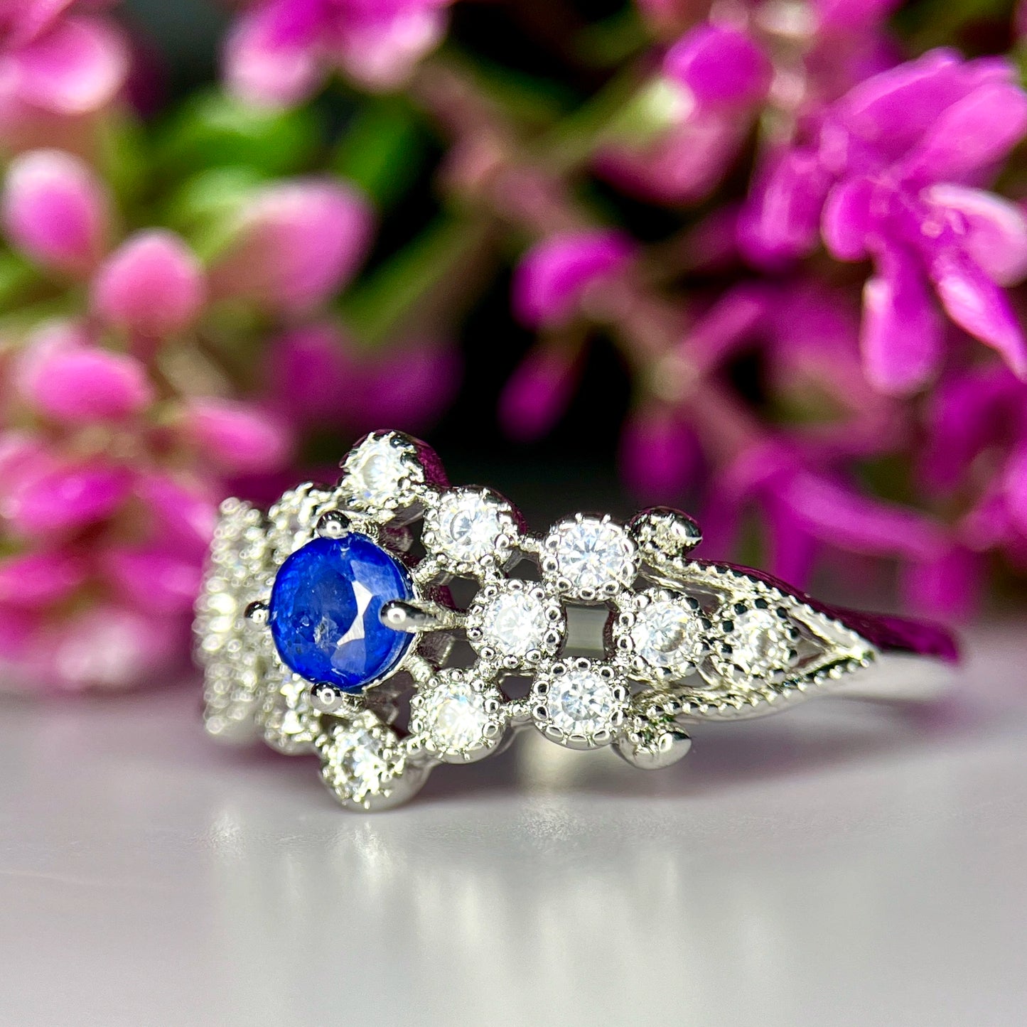 Ring met natuurlijke blauwe saffier, CZ en rhodiumplating