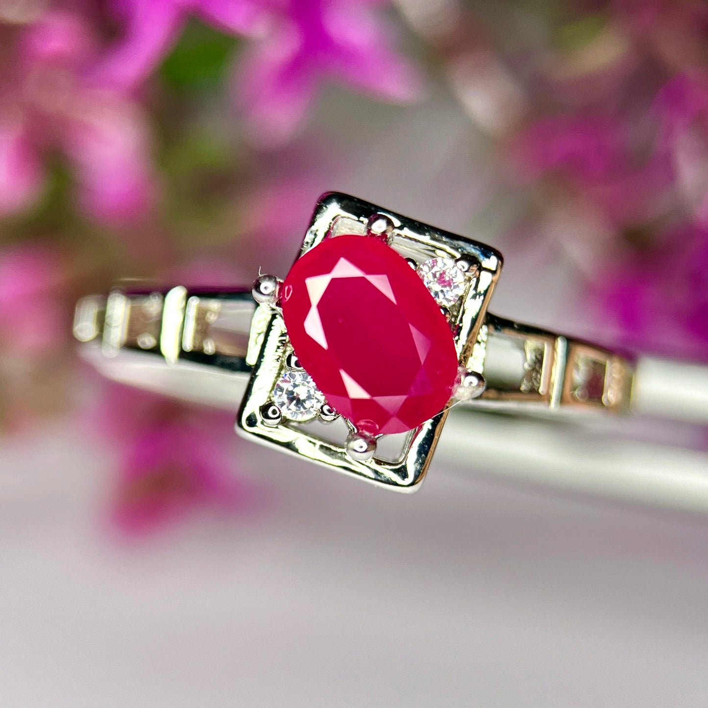 Ring met natuurlijke robijn, CZ en rhodiumplating