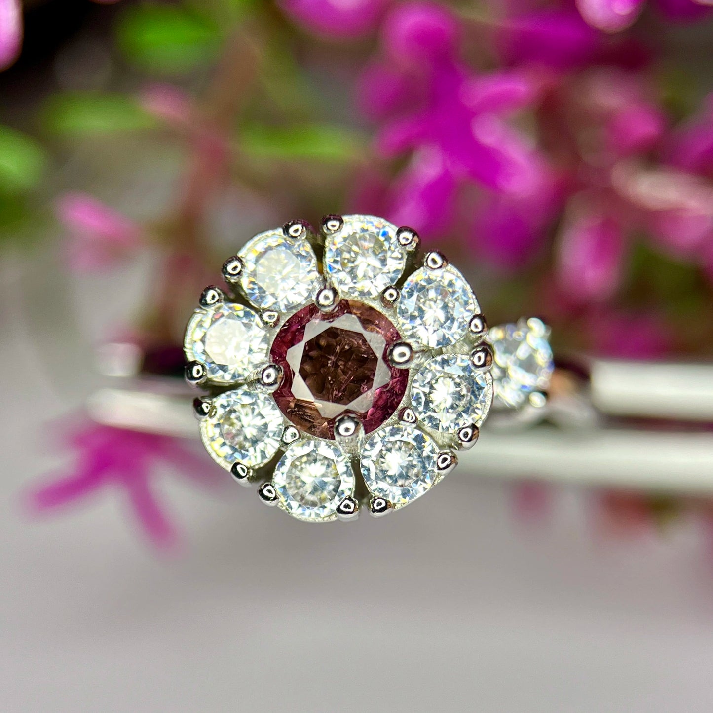 Ring met natuurlijke roze toermalijn, CZ en rhodiumplating