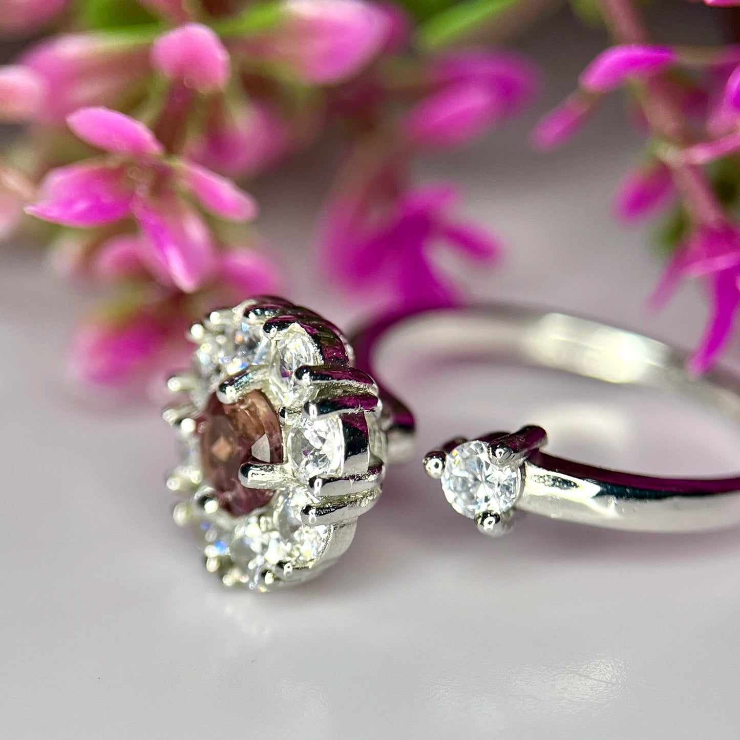 Ring met natuurlijke roze toermalijn, CZ en rhodiumplating