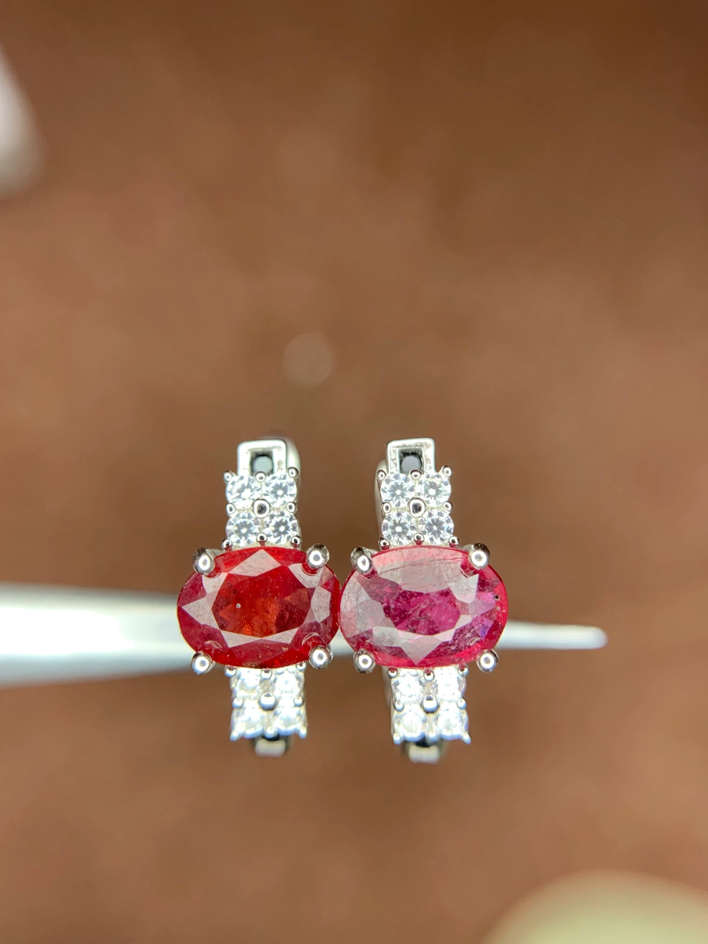 Natuurlijke oorbellen met robijn – 14.77 ct, gerhodineerd, 925 sterling zilver