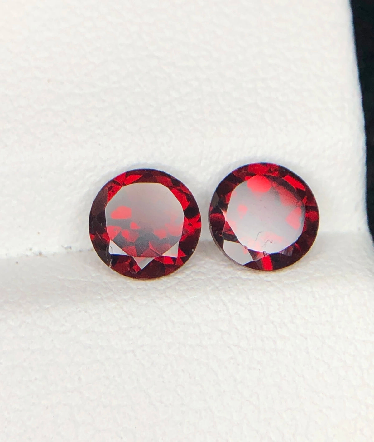 Set van 2 Natuurlijke Rode Granaten 2,05 ct – Rond Geslepen Edelstenenpaar 5,8 mm