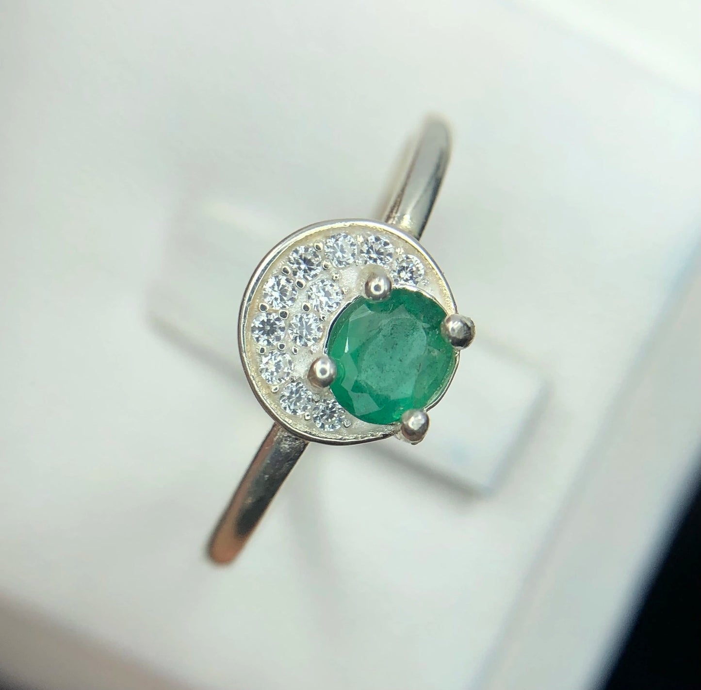 Ring van 925 sterling zilver met 7,40 ct natuurlijke smaragd