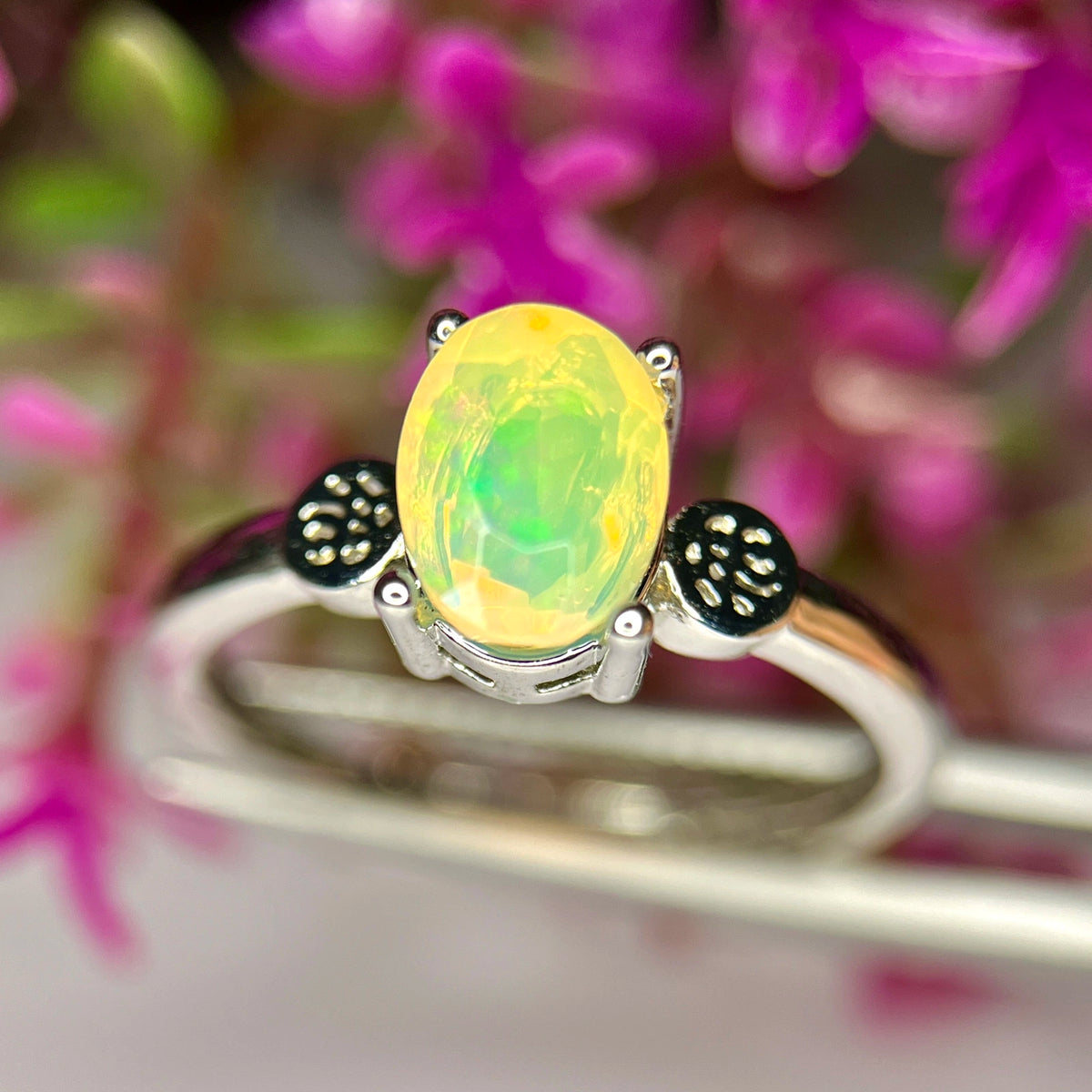 Ring met natuurlijke vuuropaal en rhodiumplating