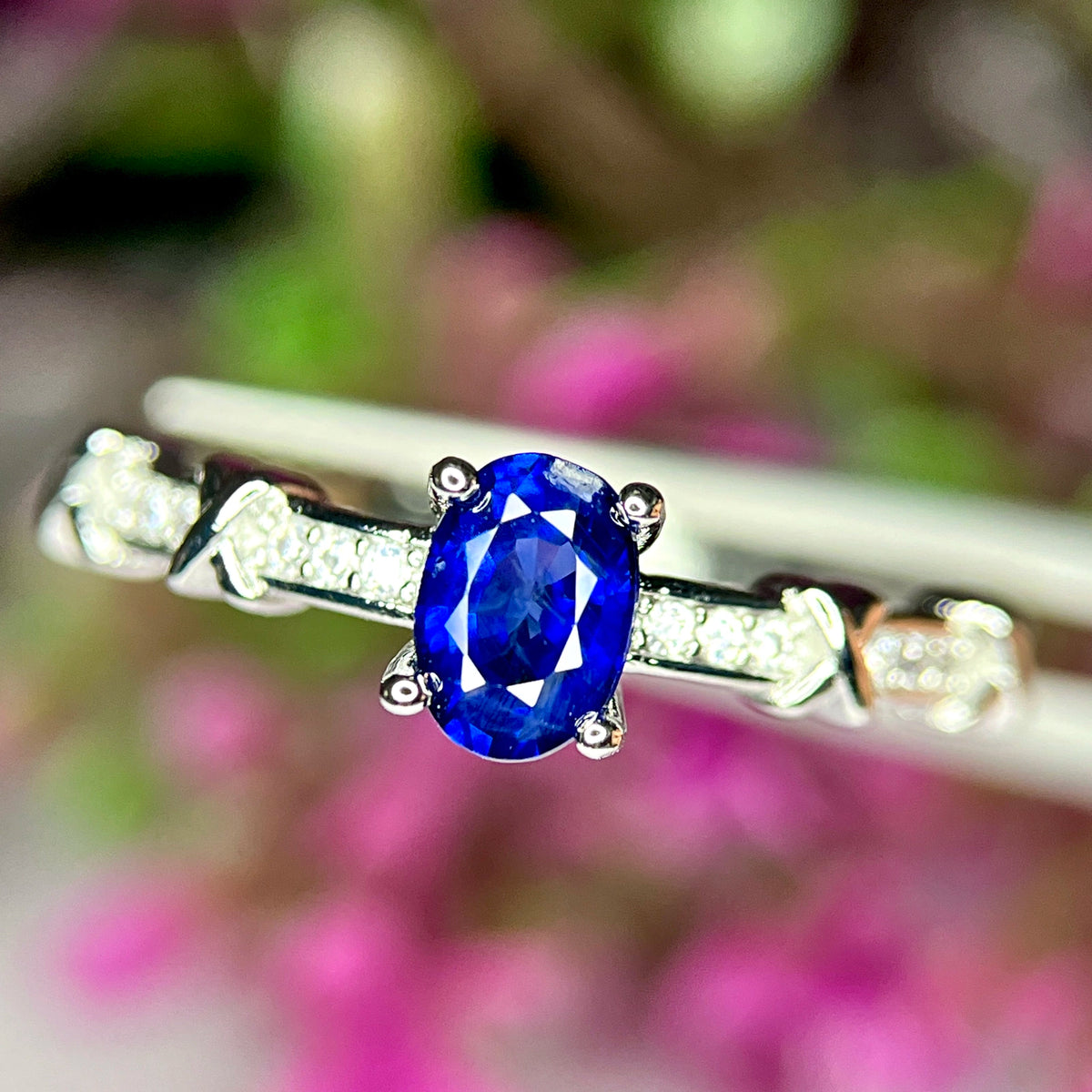 Exquise Natuurlijke Royal Blue Saffier Ring met CZ – Rhodium Plated