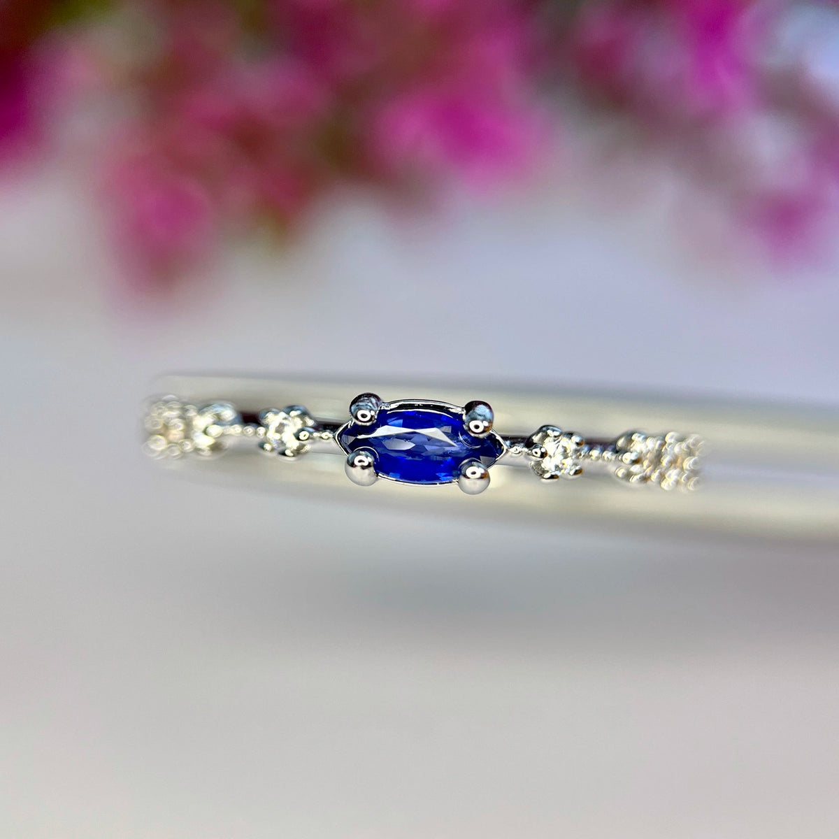Natuurlijke Blauwe Saffier Ring met Zirkonia – Rhodium Plated