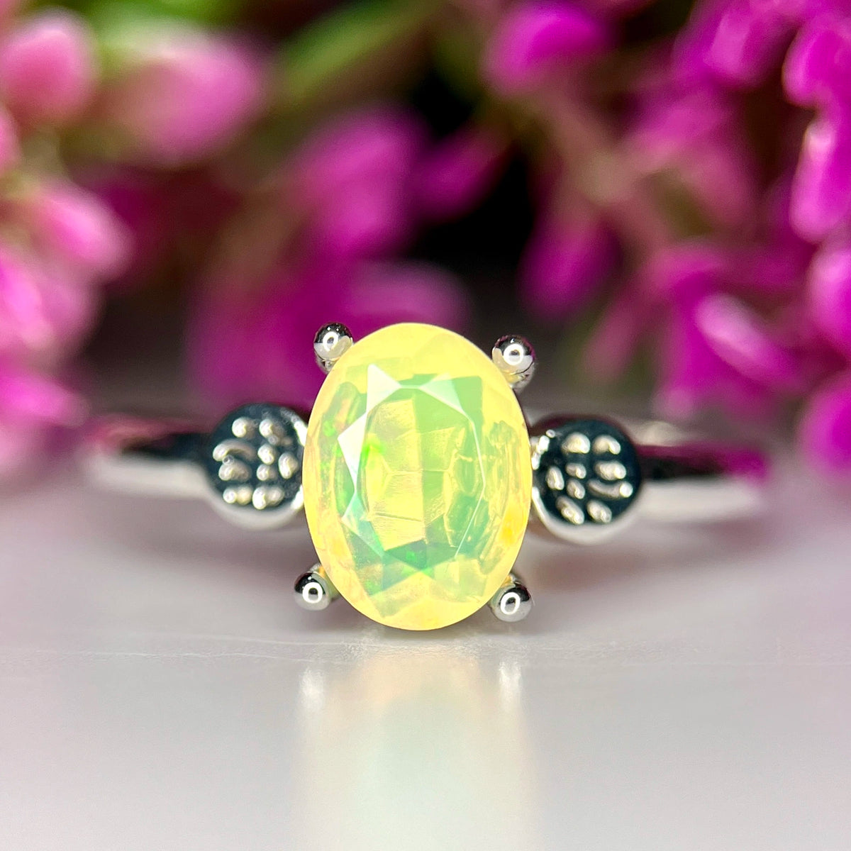 Ring met natuurlijke vuuropaal en rhodiumplating