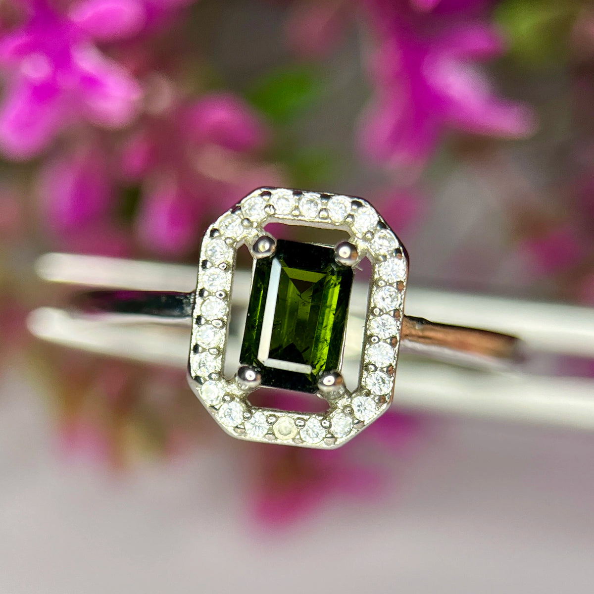 Ring met natuurlijke groene toermalijn, CZ en rhodiumplating
