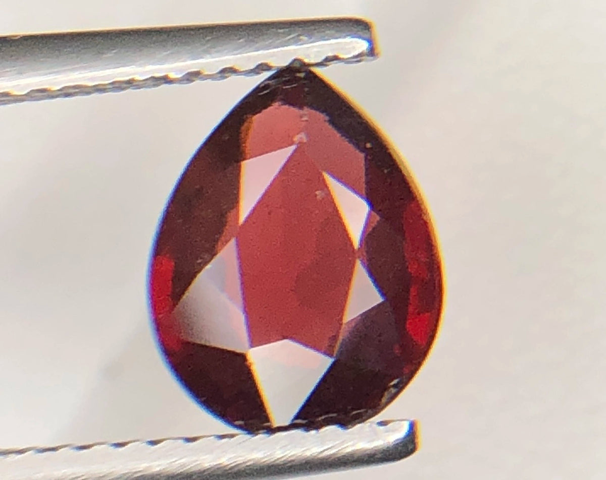 Natuurlijke Rode Granaat 1,85 ct – Peervorm Geslepen Losse Edelsteen