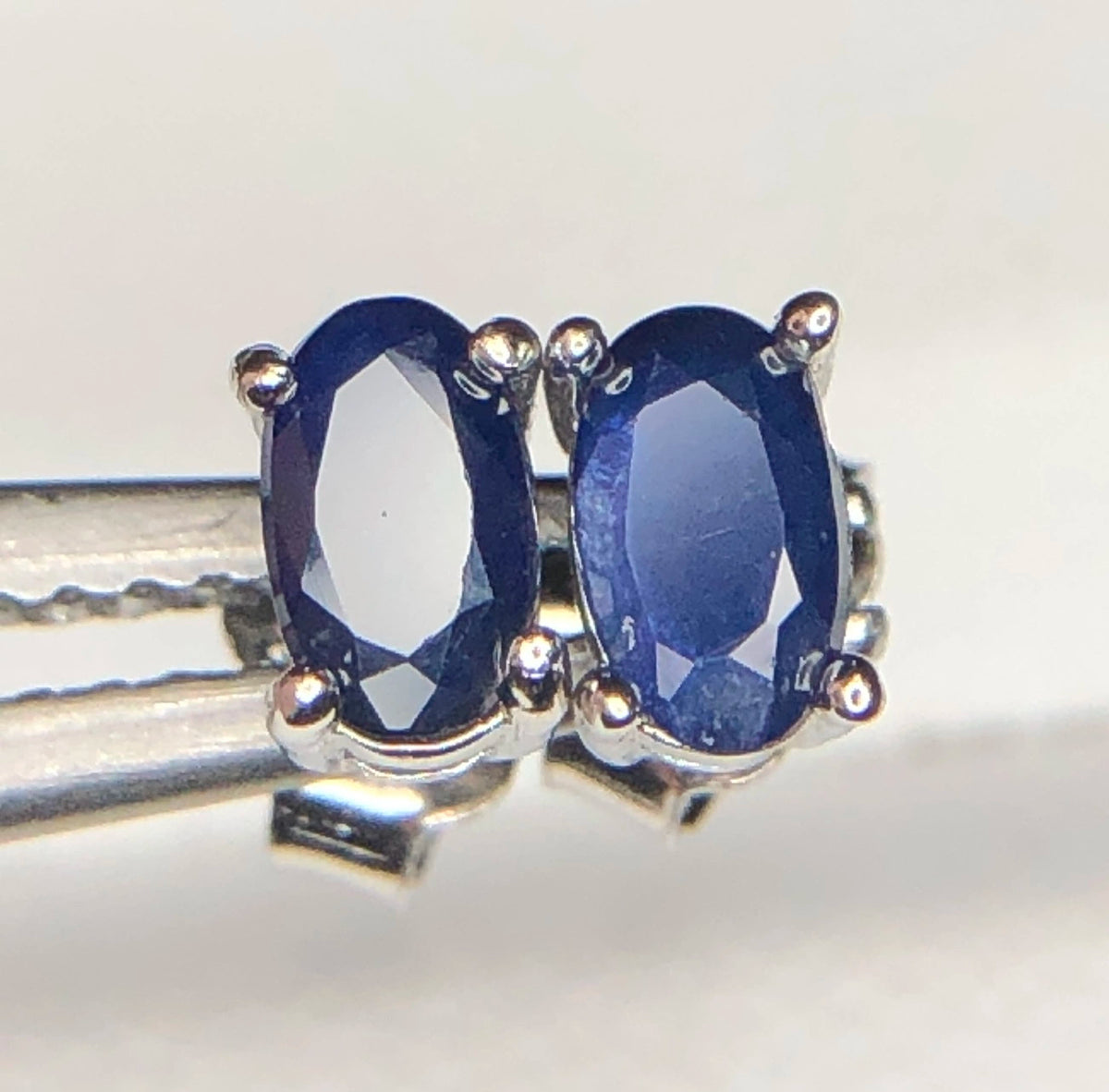 Natuurlijke Royal Blue Saffier Oorstekers 3,85 ct – 925 Sterling Zilver Rhodium Plated