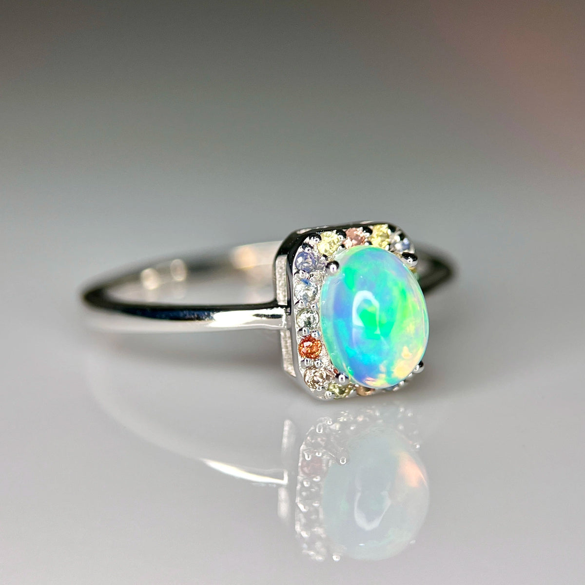 Natuurlijke Vuuropaal Ring met Multicolor Saffier – 925 Sterling Zilver