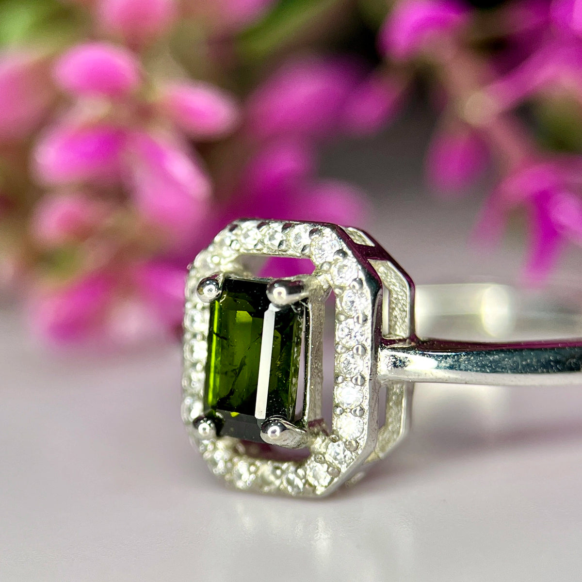 Ring met natuurlijke groene toermalijn, CZ en rhodiumplating