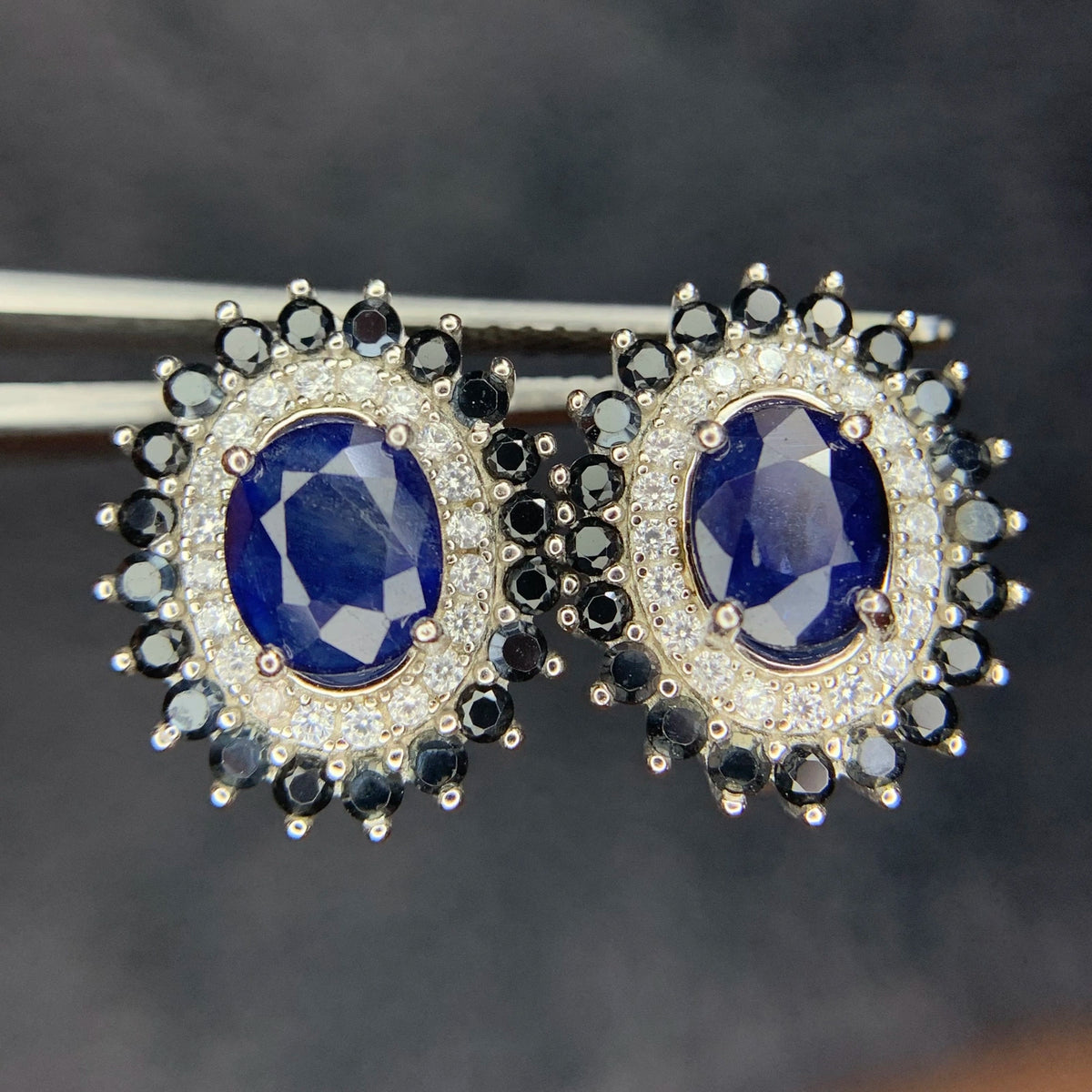 Natuurlijke Blauwe Saffier Oorstekers met Spinel – 925 Sterling Zilver – Rhodium Plated