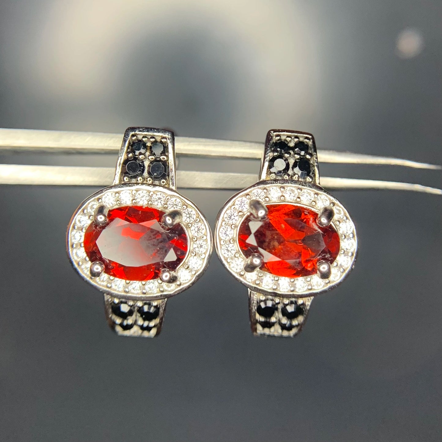 Oorbellen met rhodolietgranaat – 18.60 ct, gerhodineerd, 925 sterling zilver