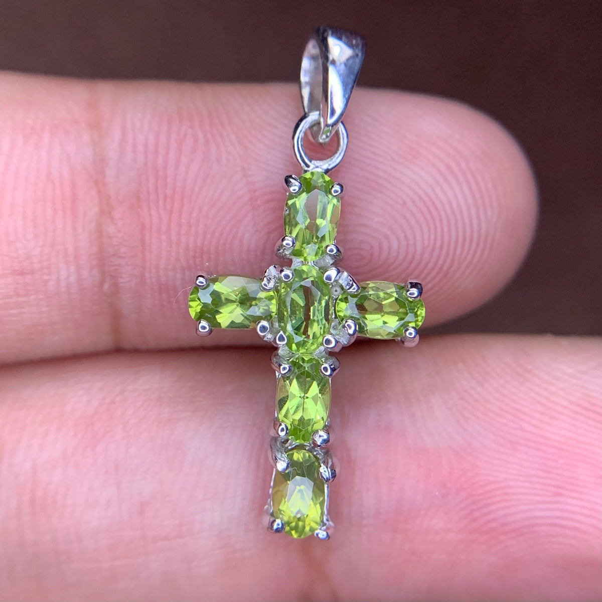 Natuurlijke Groene Peridoot Kruishanger – 925 Sterling Zilver – Rhodium Plated