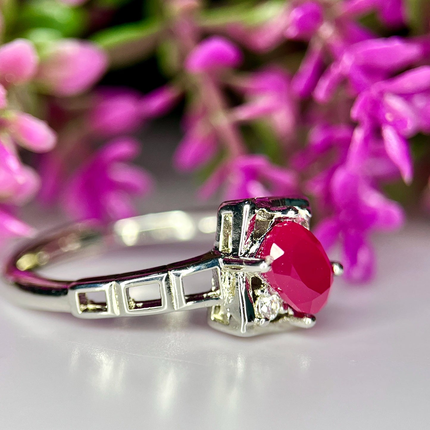 Ring met natuurlijke robijn, CZ en rhodiumplating