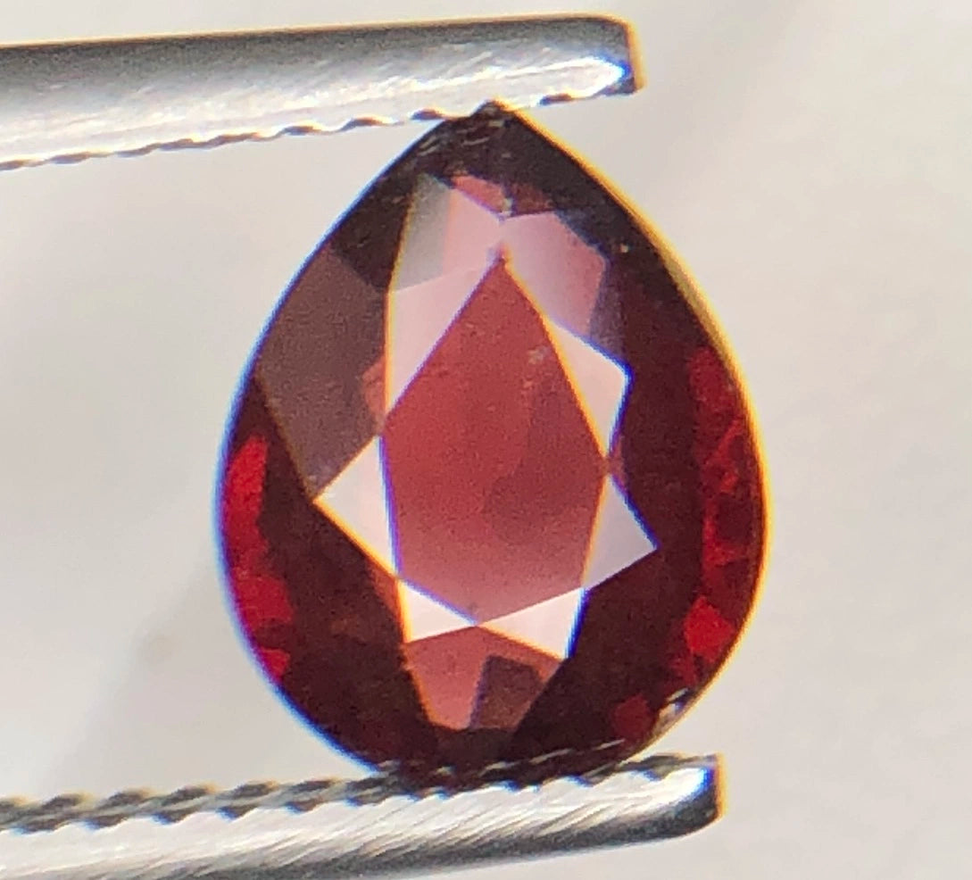 Natuurlijke Rode Granaat 1,85 ct – Peervorm Geslepen Losse Edelsteen