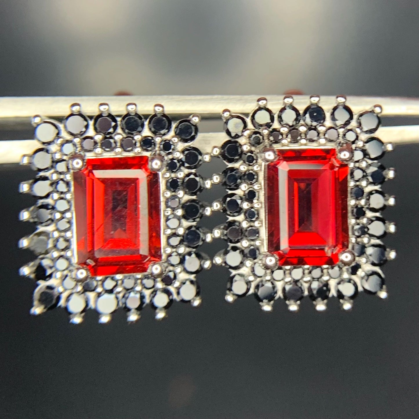 Oorbellen met rhodolietgranaat – 18.52 ct, gerhodineerd, 925 sterling zilver