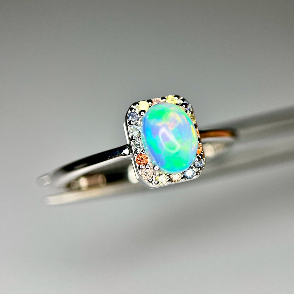 Natuurlijke Vuuropaal Ring met Multicolor Saffier – 925 Sterling Zilver