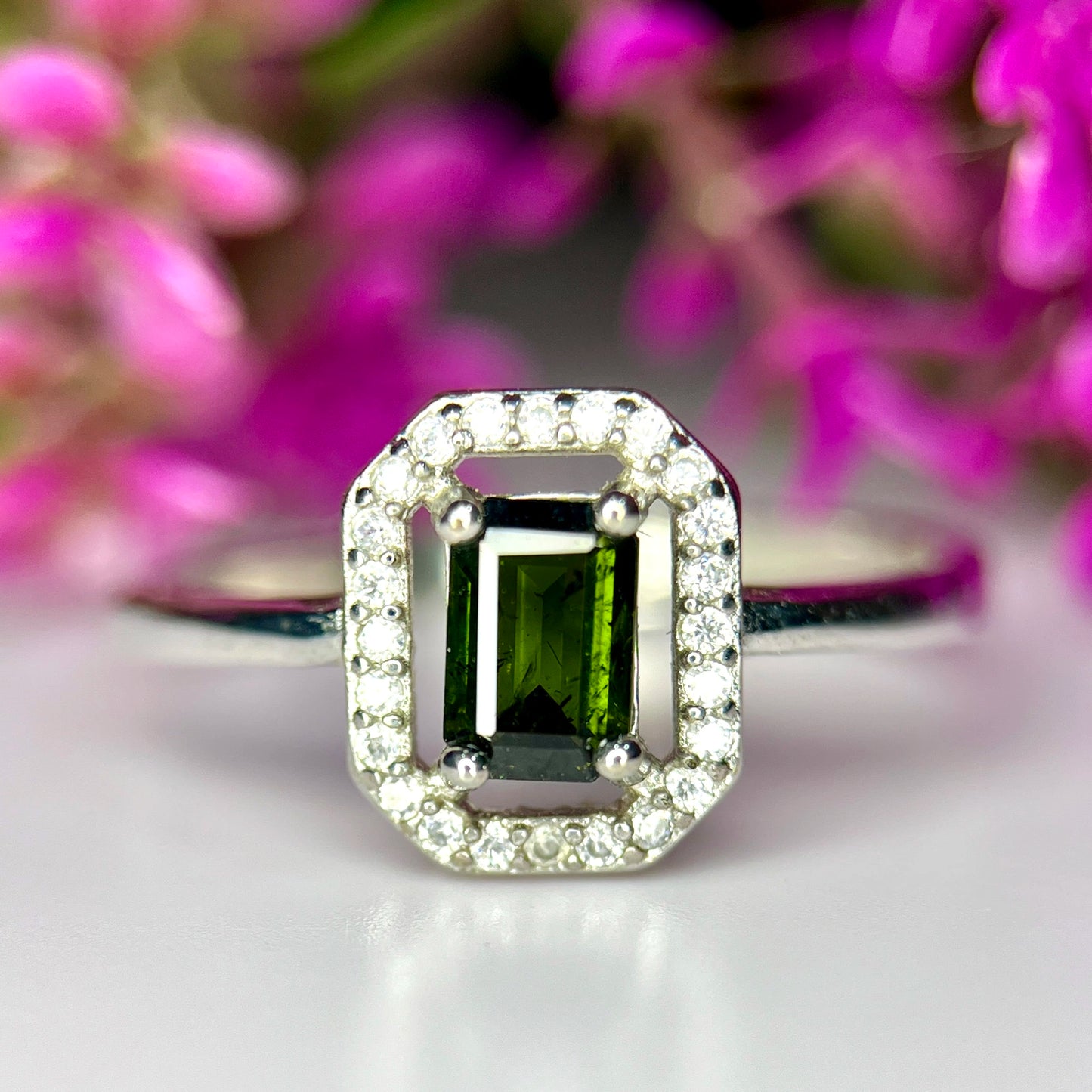 Ring met natuurlijke groene toermalijn, CZ en rhodiumplating
