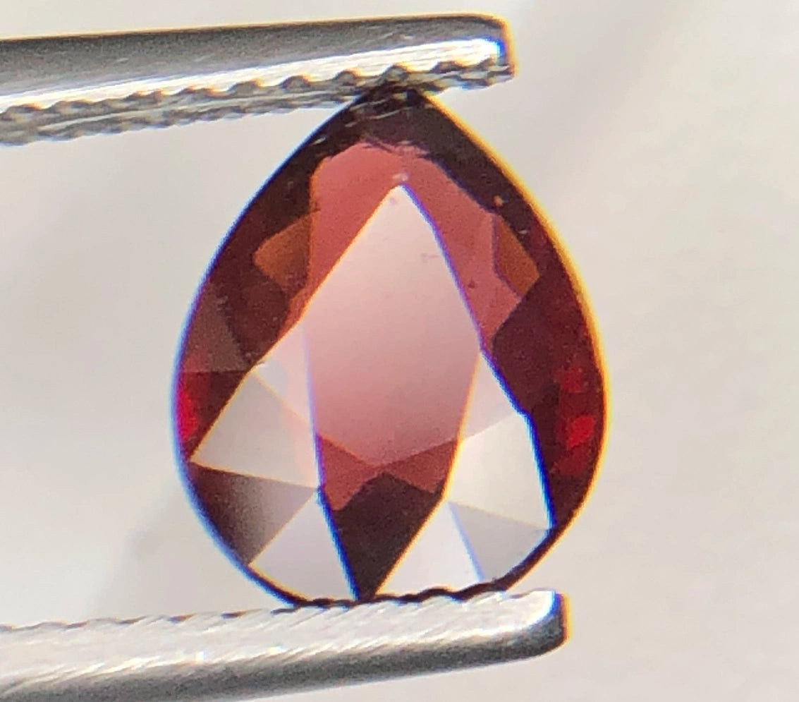 Natuurlijke Rode Granaat 1,85 ct – Peervorm Geslepen Losse Edelsteen