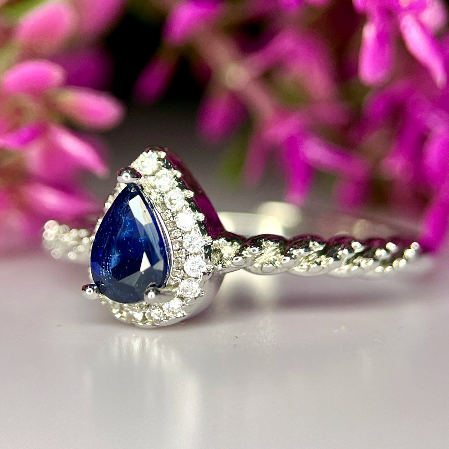 Ring met natuurlijke blauwe saffier, CZ en rhodiumplating