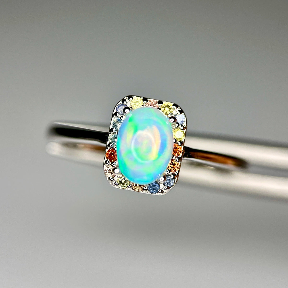 Natuurlijke Vuuropaal Ring met Multicolor Saffier – 925 Sterling Zilver