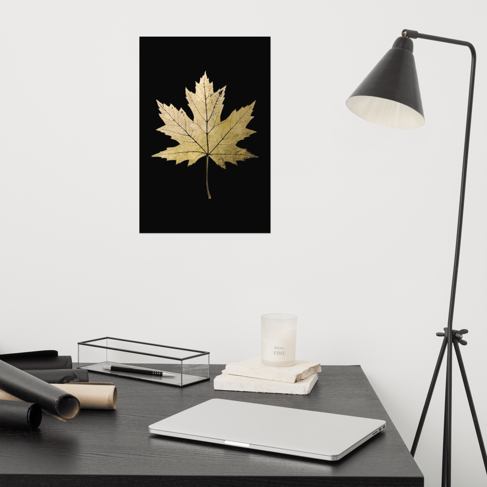 Gouden Esdoornblad Kunstwerk op Acrylglas – Exclusieve Natuurdecoratie met Bladgoud