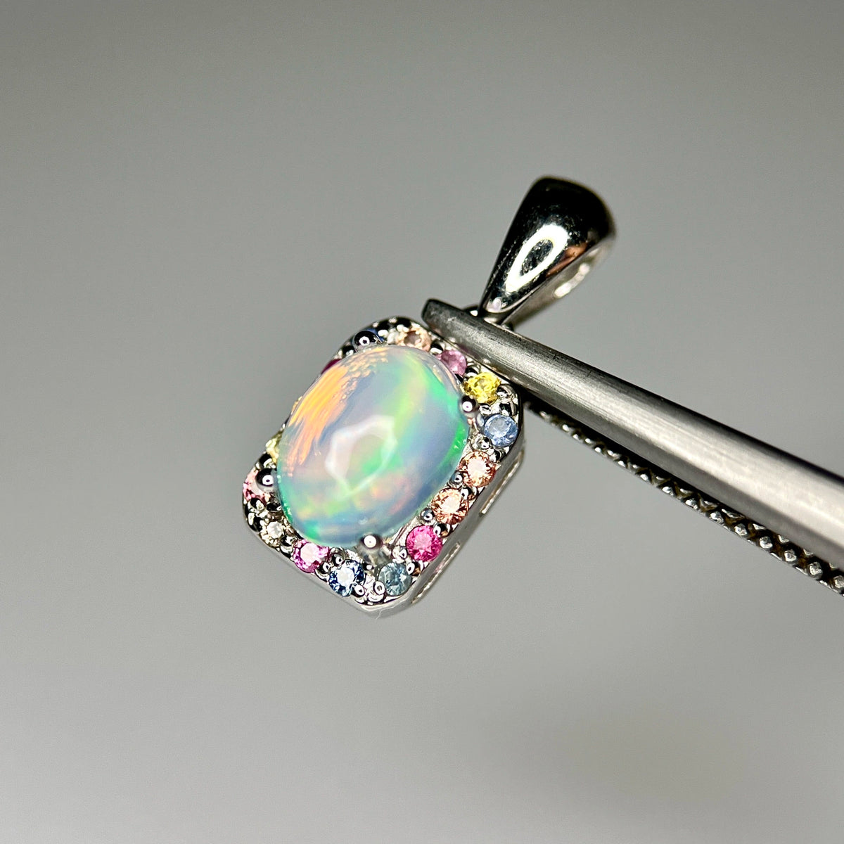 Natuurlijke Vuuropaal Hanger met Multicolor Saffier – 925 Sterling Zilver