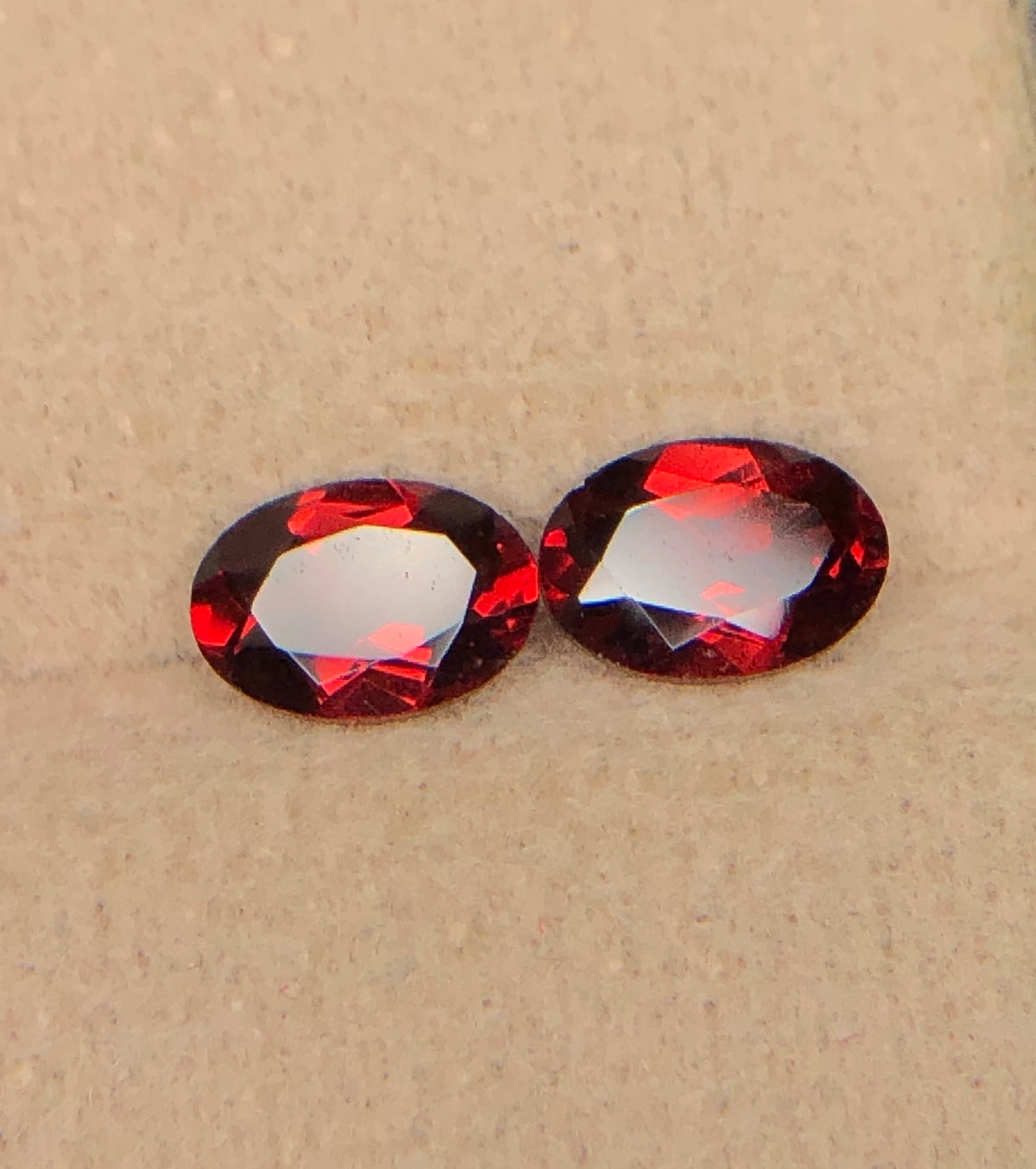 Set van 2 Natuurlijke Rode Granaten 1,95 ct – Ovaal Geslepen Edelstenenpaar 6,6 × 4,7 mm