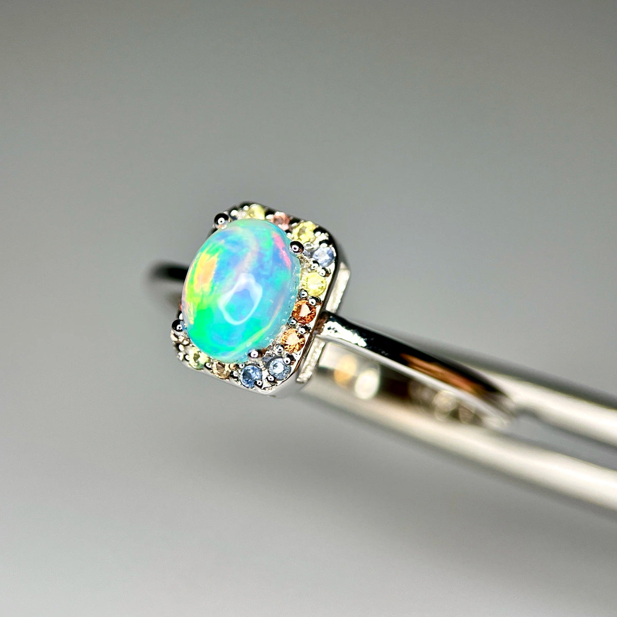 Natuurlijke Vuuropaal Ring met Multicolor Saffier – 925 Sterling Zilver