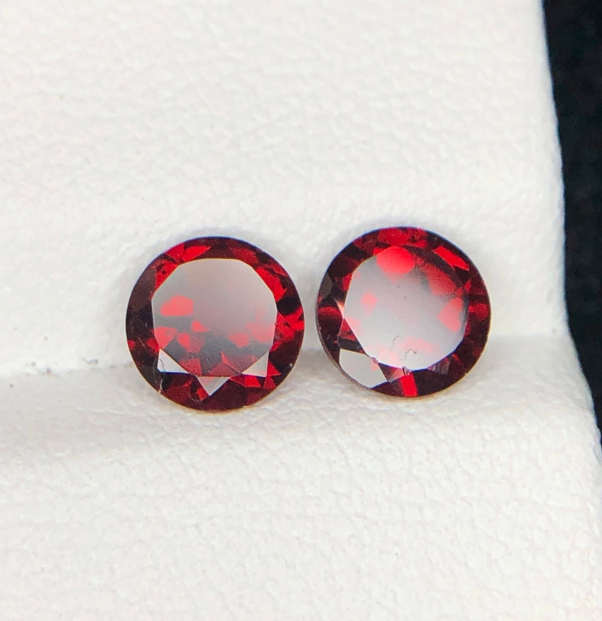 Set van 2 Natuurlijke Rode Granaten 2,05 ct – Rond Geslepen Edelstenenpaar 5,8 mm