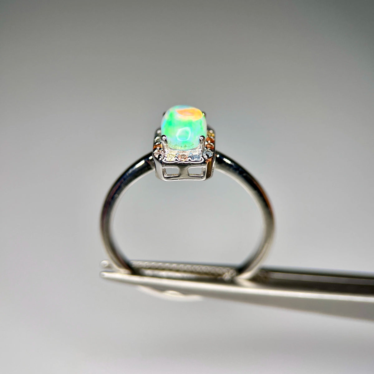 Natuurlijke Vuuropaal Ring met Multicolor Saffier – 925 Sterling Zilver