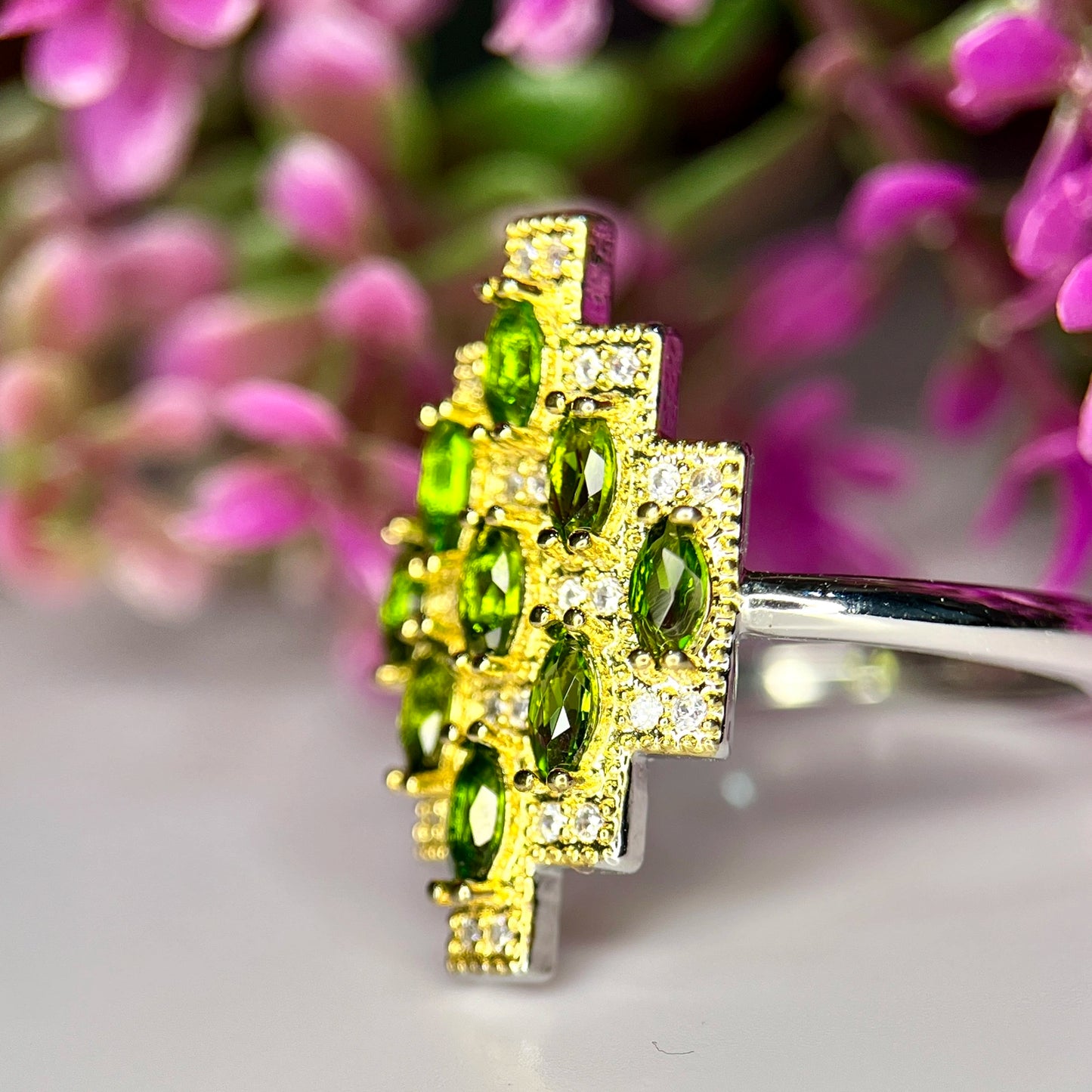 Ring met natuurlijke chroomdiopsiet, CZ en goudkleurige rhodiumplating