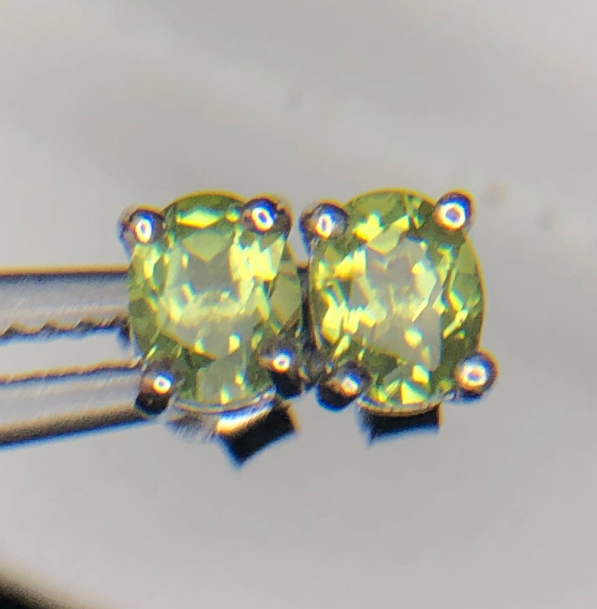 Natuurlijke Peridot Oorstekers 4,15 ct – 925 Sterling Zilver Rhodium Plated