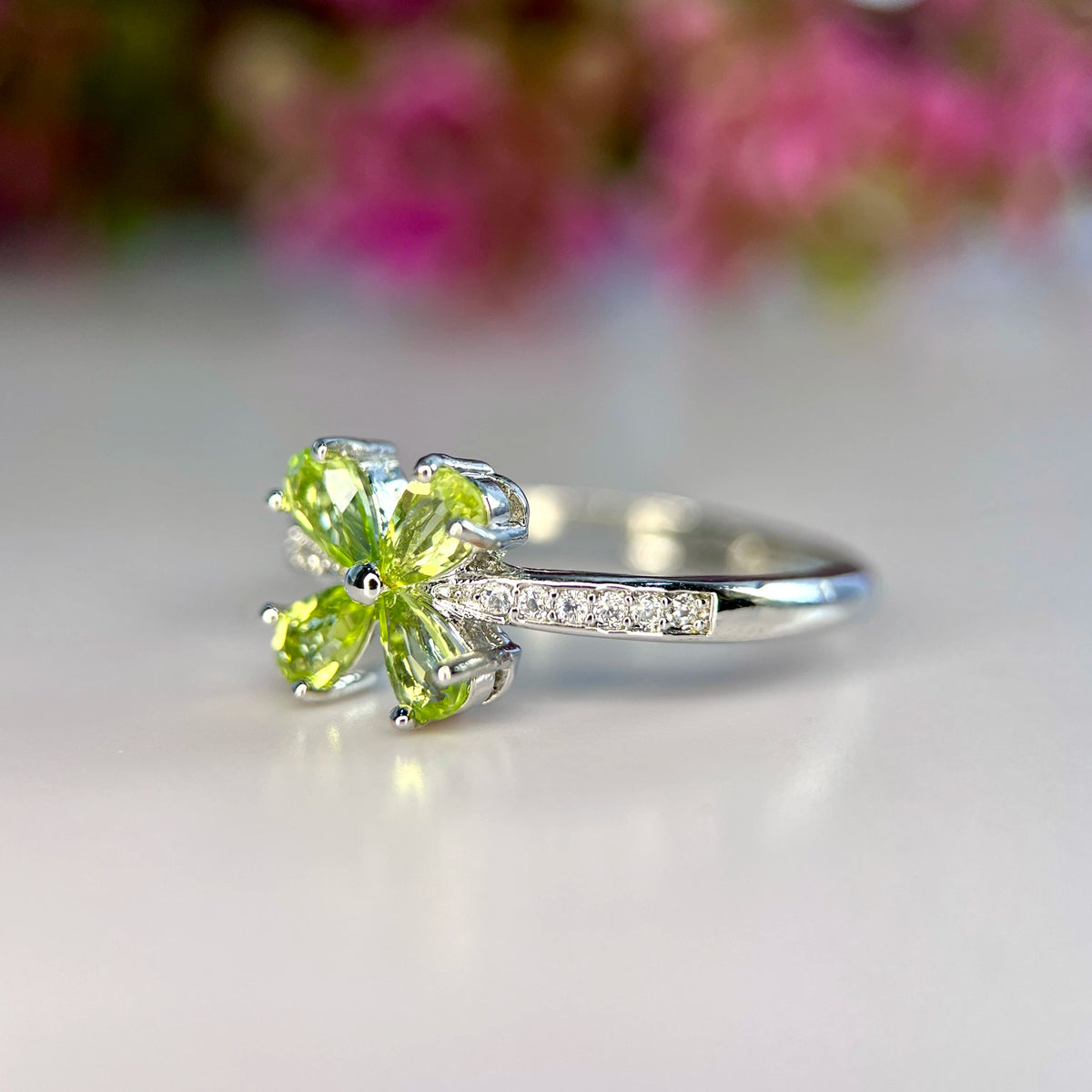 Natuurlijke Peridot Ring met Zirkonia – Rhodium Plated