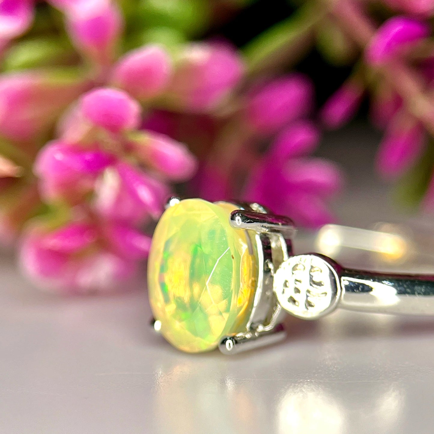 Ring met natuurlijke vuuropaal en rhodiumplating
