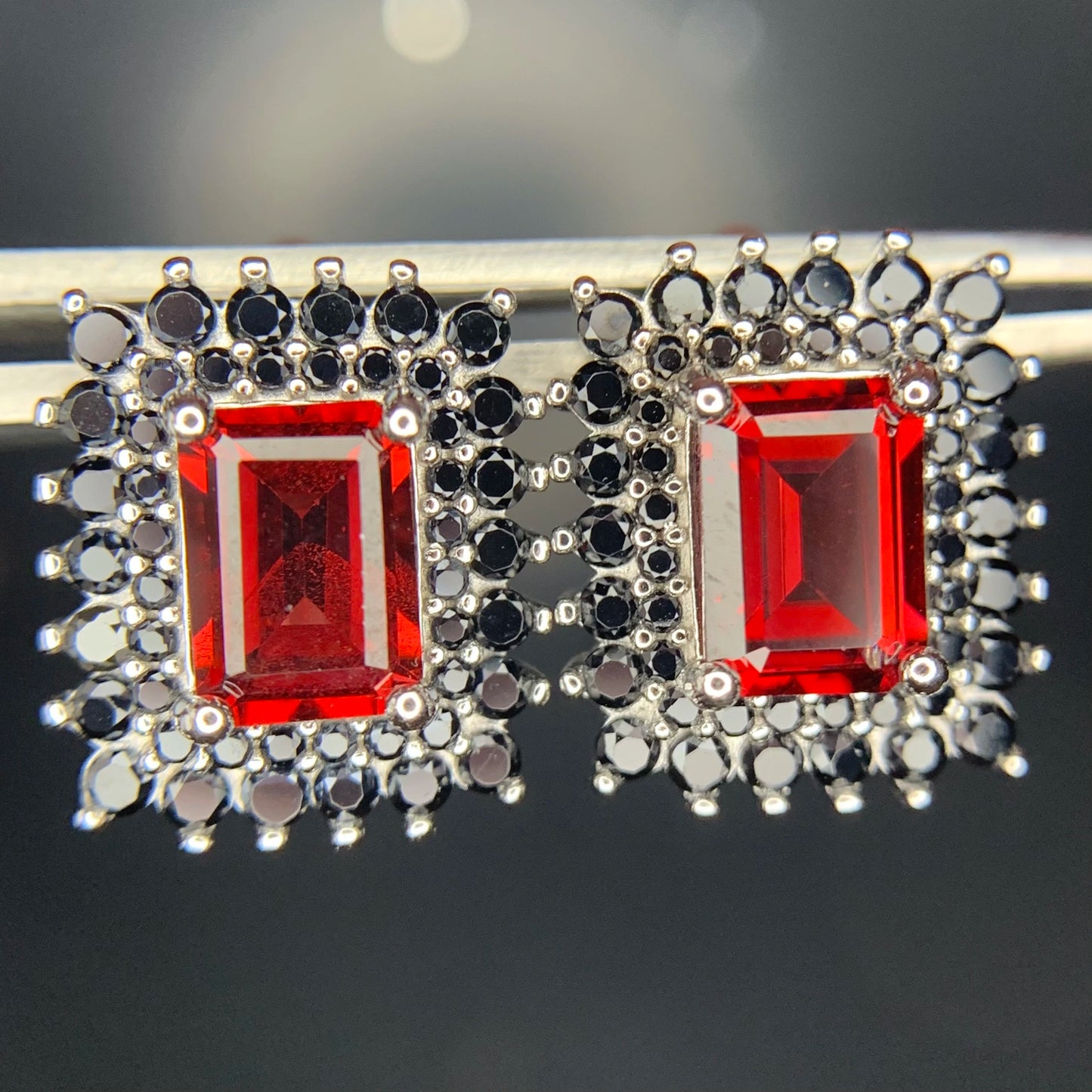 Oorbellen met rhodolietgranaat – 18.52 ct, gerhodineerd, 925 sterling zilver