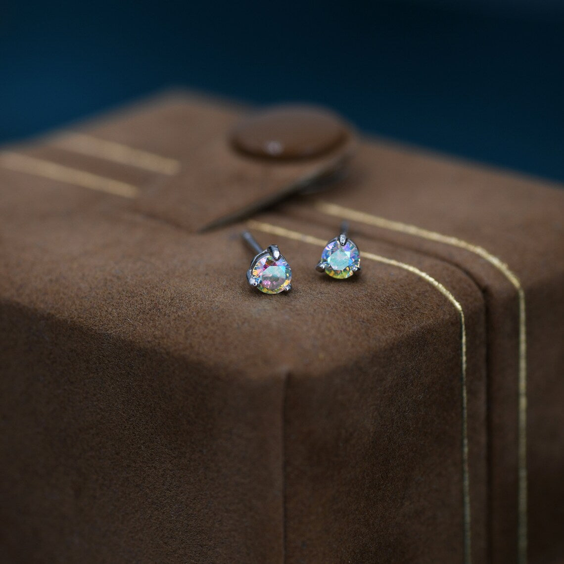 Aurora Crystal Oorknopjes – 925 Sterling Zilver