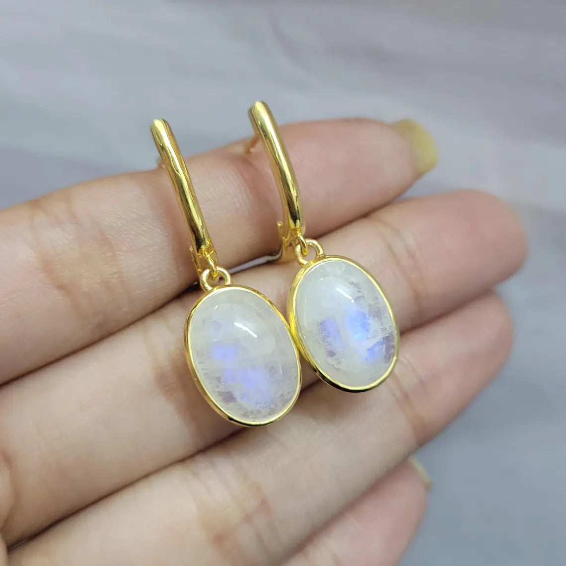 925 Sterling Zilveren Oorbellen met Blue-Fire Regenboogmaansteen – Vintage Luxe – Handgemaakt