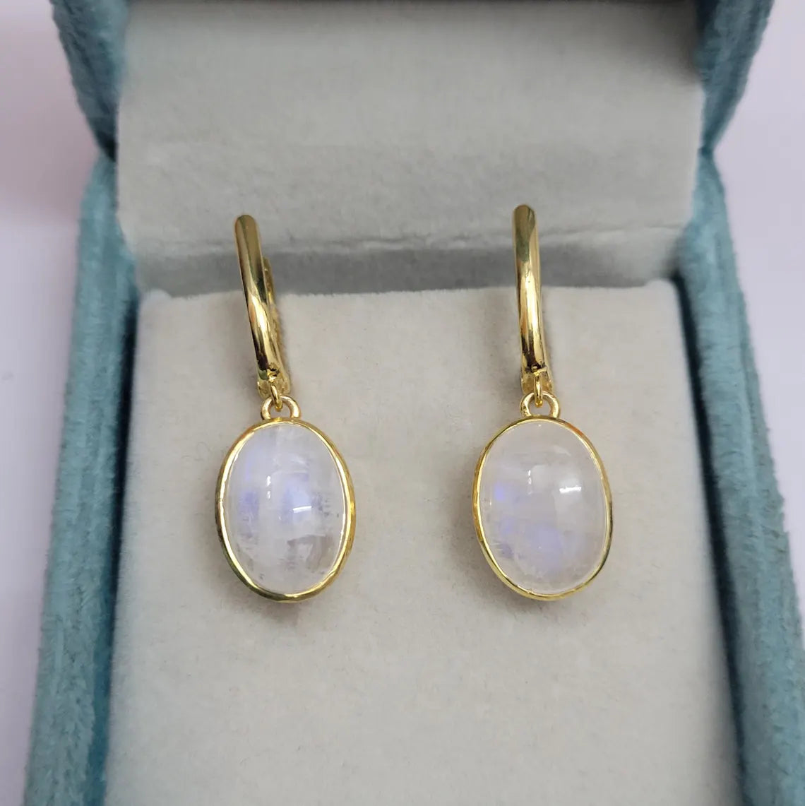 925 Sterling Zilveren Oorbellen met Blue-Fire Regenboogmaansteen – Vintage Luxe – Handgemaakt