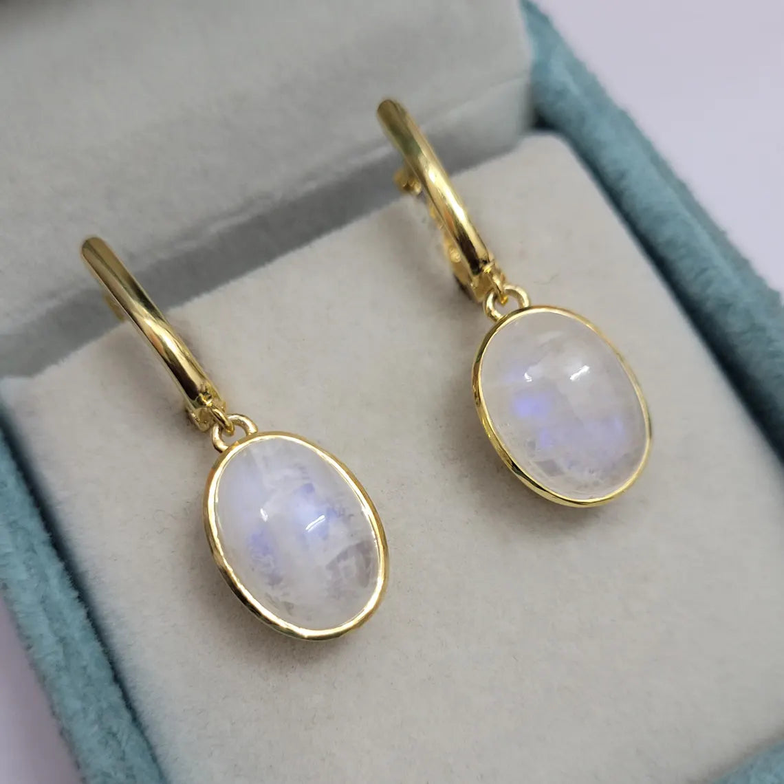 925 Sterling Zilveren Oorbellen met Blue-Fire Regenboogmaansteen – Vintage Luxe – Handgemaakt