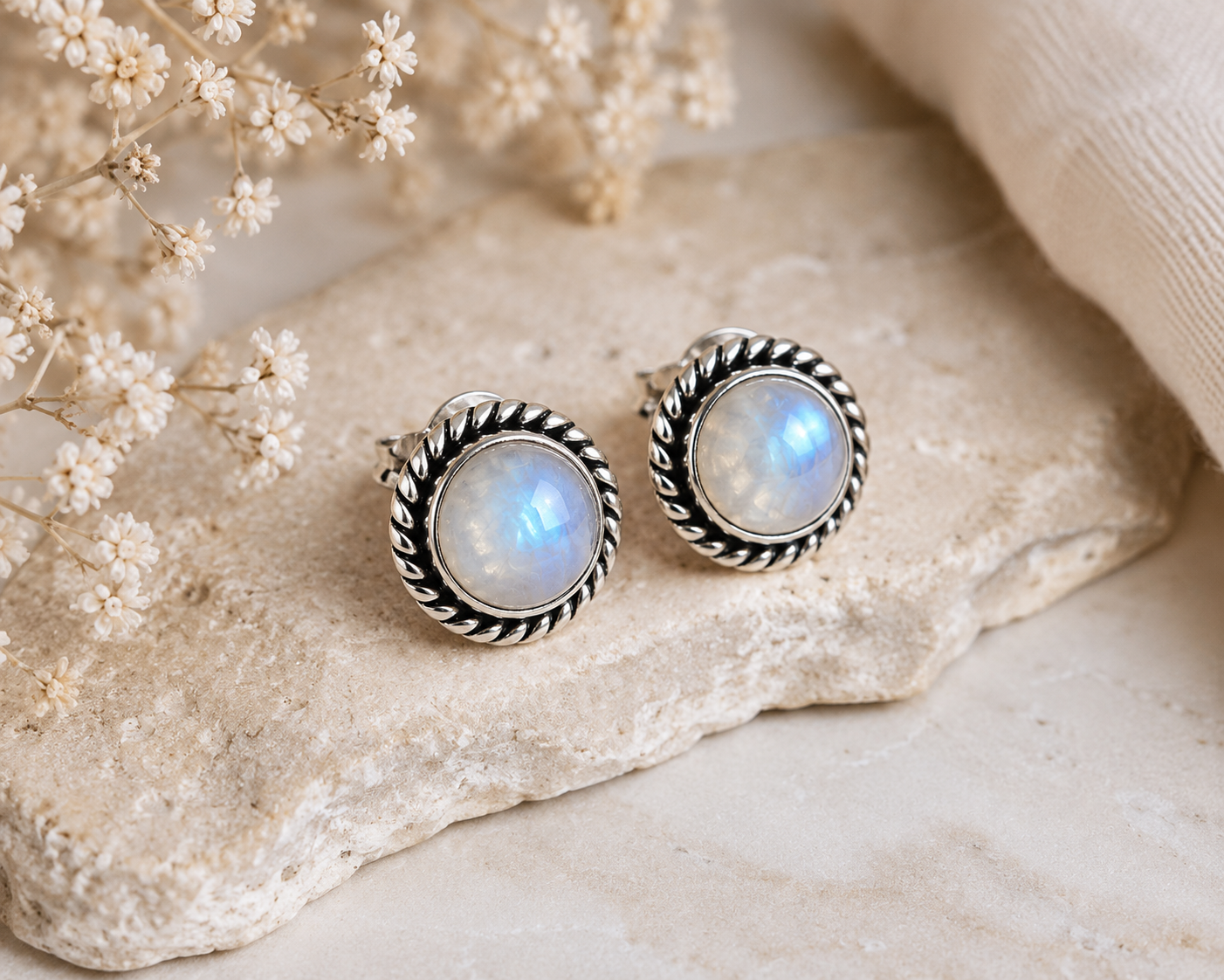 Oorknopjes van 925 sterling zilver met ronde regenboogmaansteen en gedraaid draadwerk
